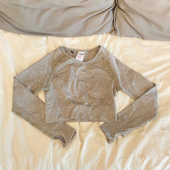 Gymshark top (Same fit as what is pictured!) - Picture 2 of 4